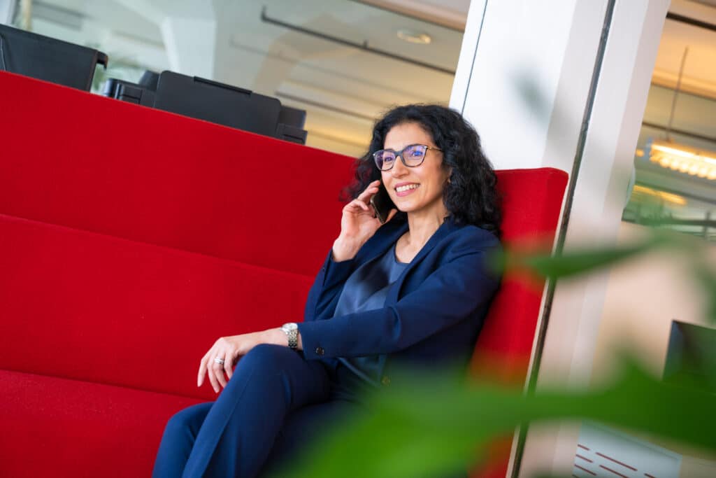 zakelijke-vrouw-telefoongesprek-kantoor