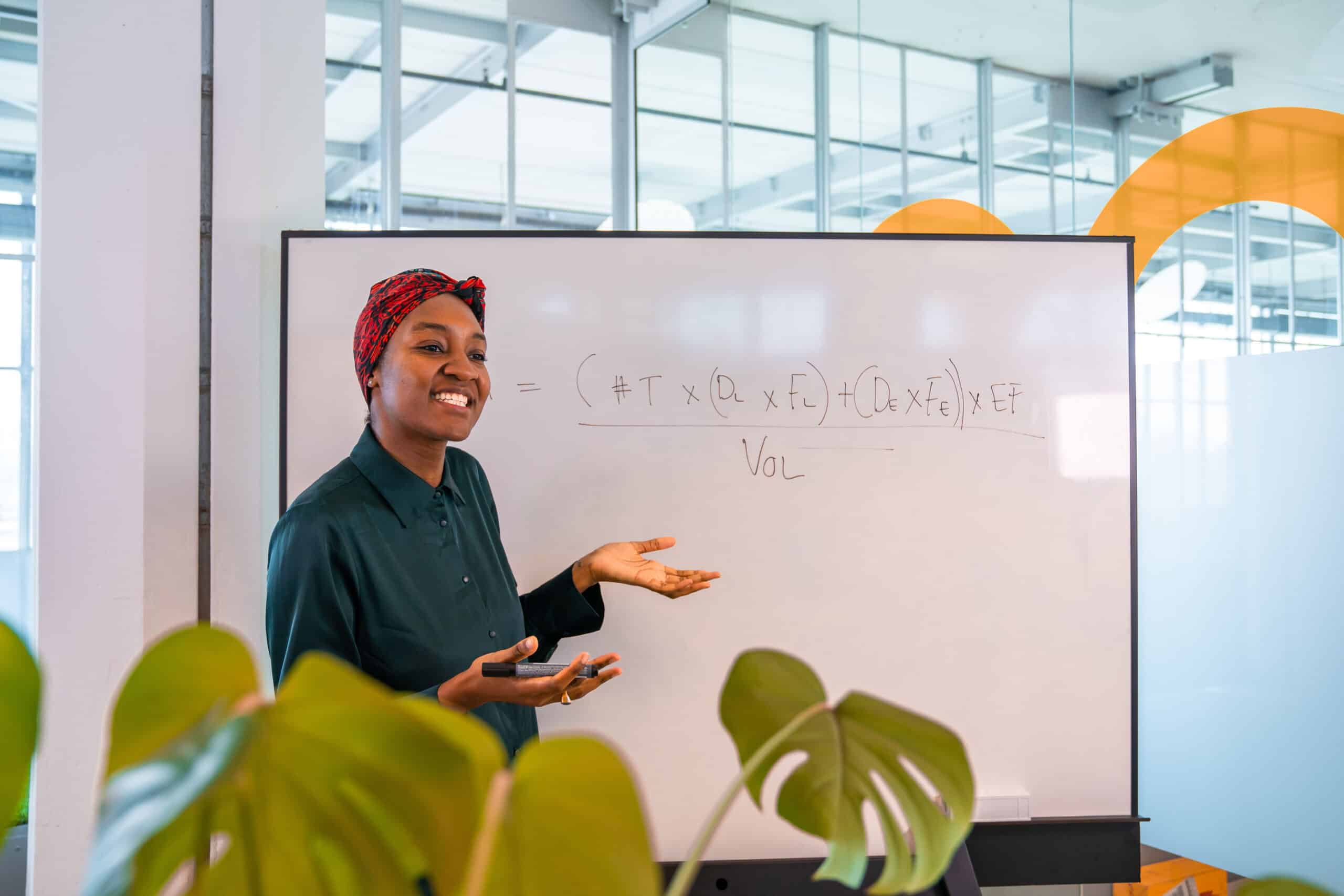 vrouwelijke-presentator-voor-witbord-kantoor