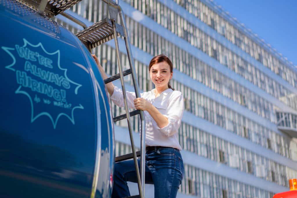 Vrouw op vrachtwagen